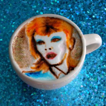 Michael Breach réalise un protrait de David Bowie en Art Latte
