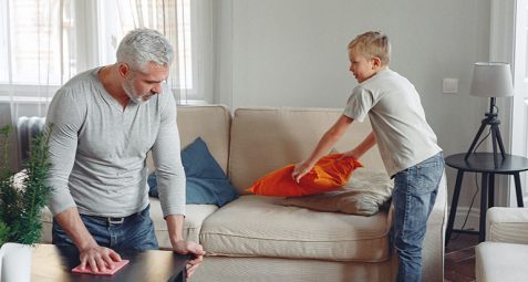Homme et jeun garçon faisiant le méange en famille - Home Détox